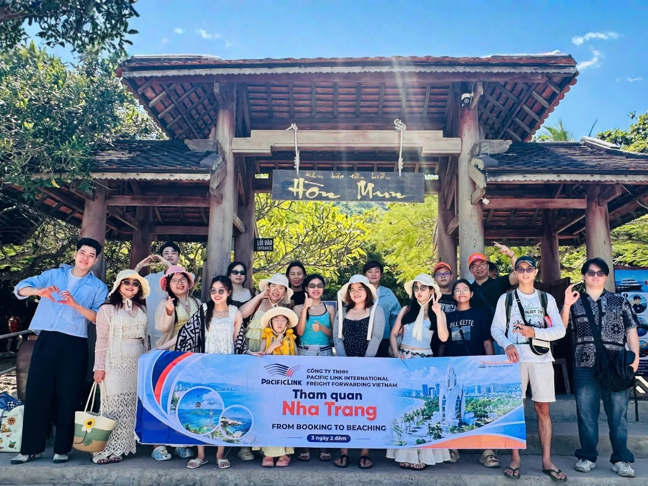 Đoàn Pacific Link International check-in tại Hòn Mun Nha Trang.