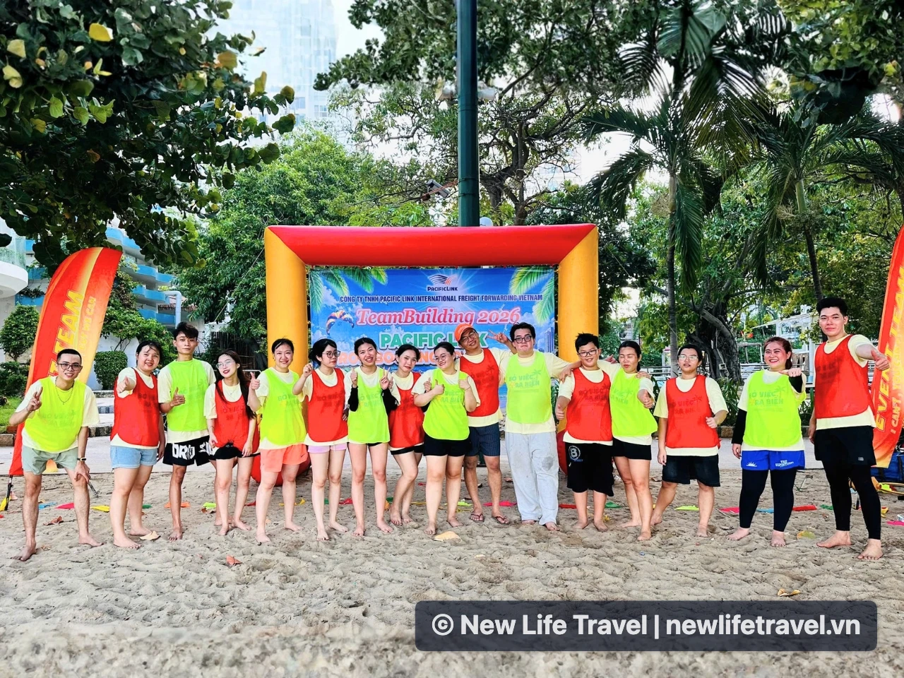Các thành viên Pacific Link International tham gia hoạt động team building trên bãi biển Nha Trang.