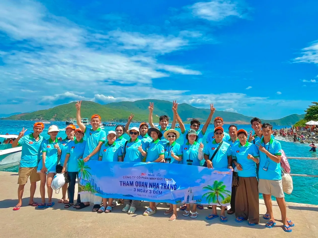 tap-the-Minh-Duc-Corp-luu-lai-ky-niem-trong-tour-dao-nha-trang