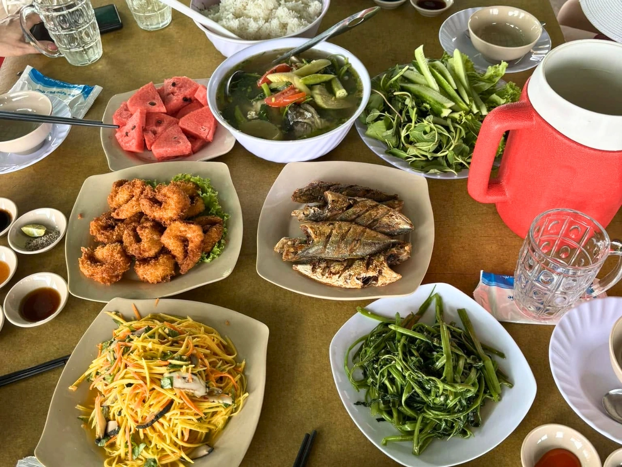 Bữa trưa theo menu đoàn được phục vụ trên bè Rạch Vẹm