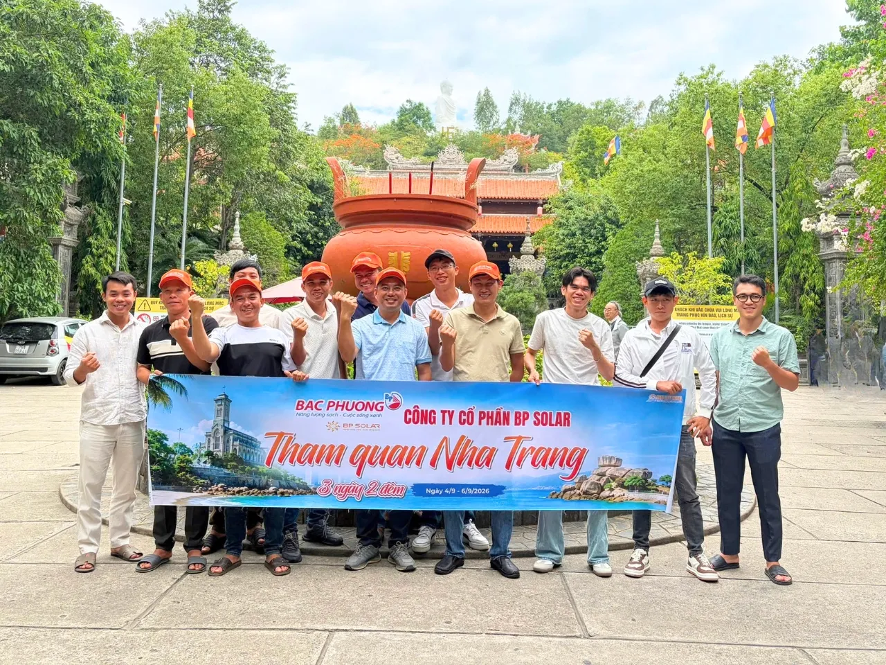 Đoàn BP Solar chụp hình tại Chùa Long Sơn trong tour Nha Trang 3N2Đ.
