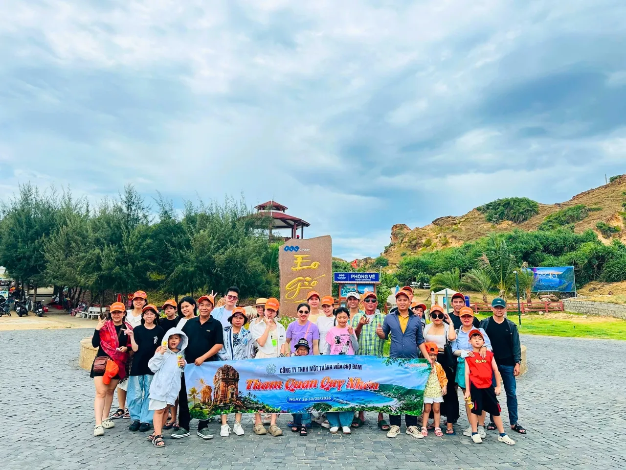Tập thể nhân viên Công ty Eo Gió trong chuyến tham quan Quy Nhơn 3N2Đ.