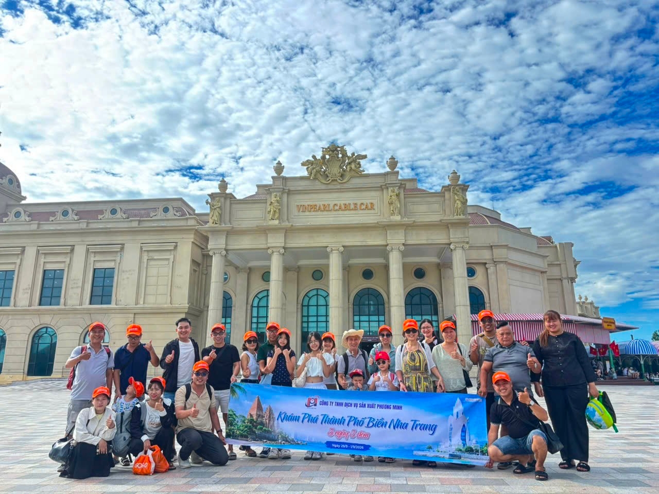 Đoàn du lịch chụp ảnh kỷ niệm tại cổng VinWonders Nha Trang trong tour 2 ngày 2 đêm.