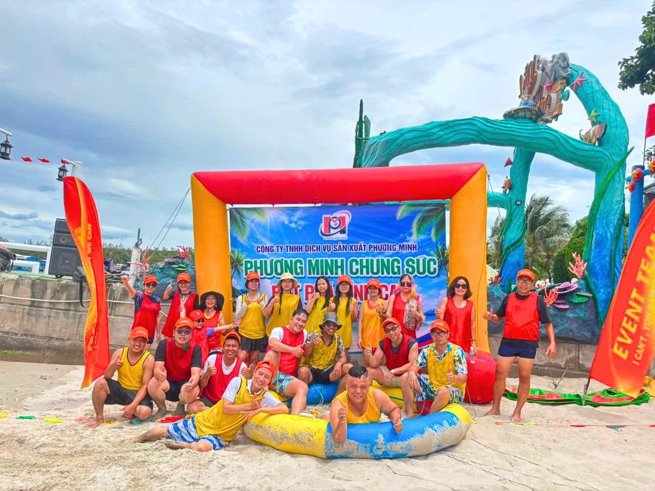 Các thành viên tham gia hoạt động teambuilding sôi nổi trên bãi biển Nha Trang.