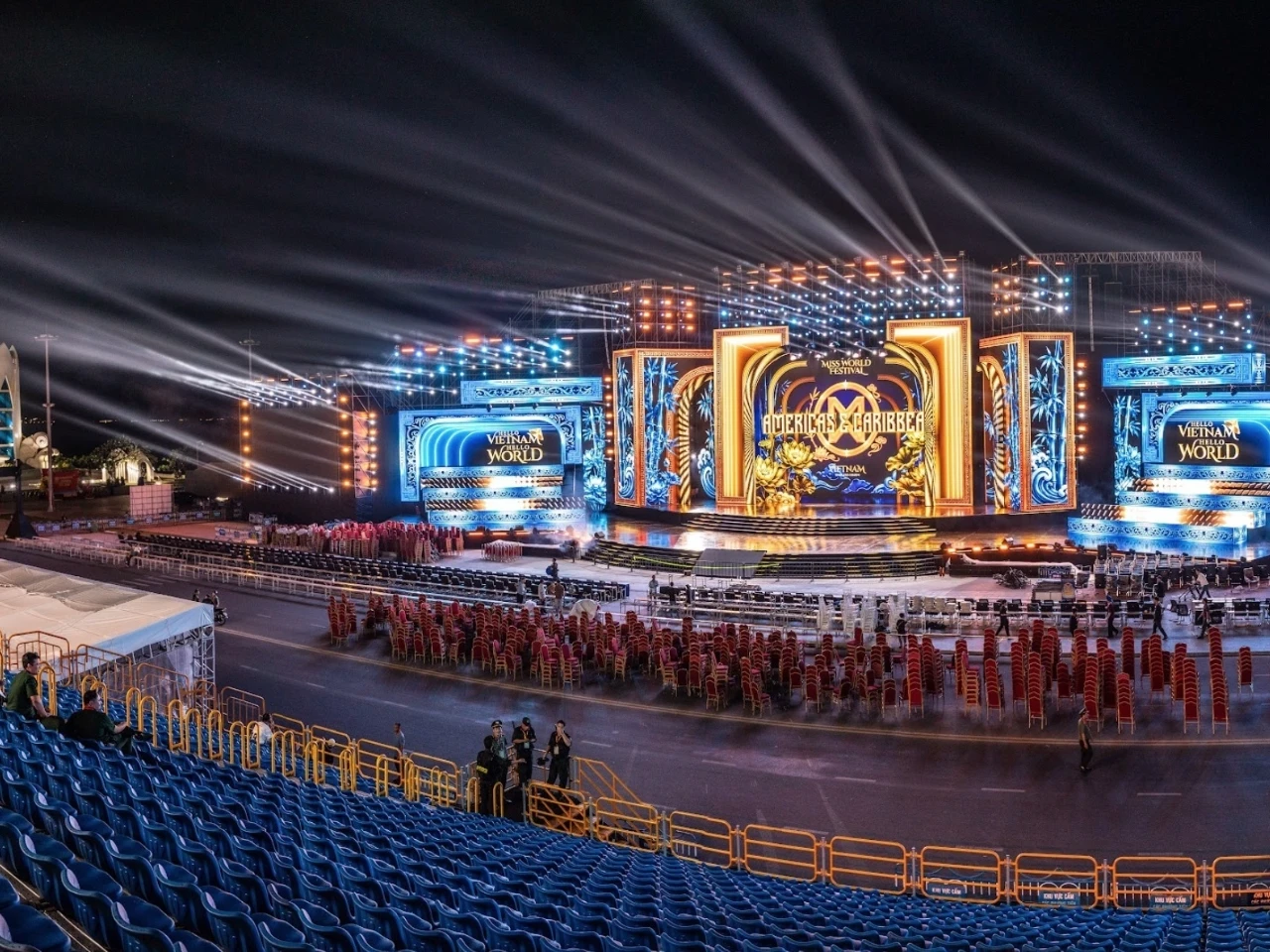 Sân khấu dài hơn 110 m được dựng sát biển tại Quảng trường 2 Tháng 4