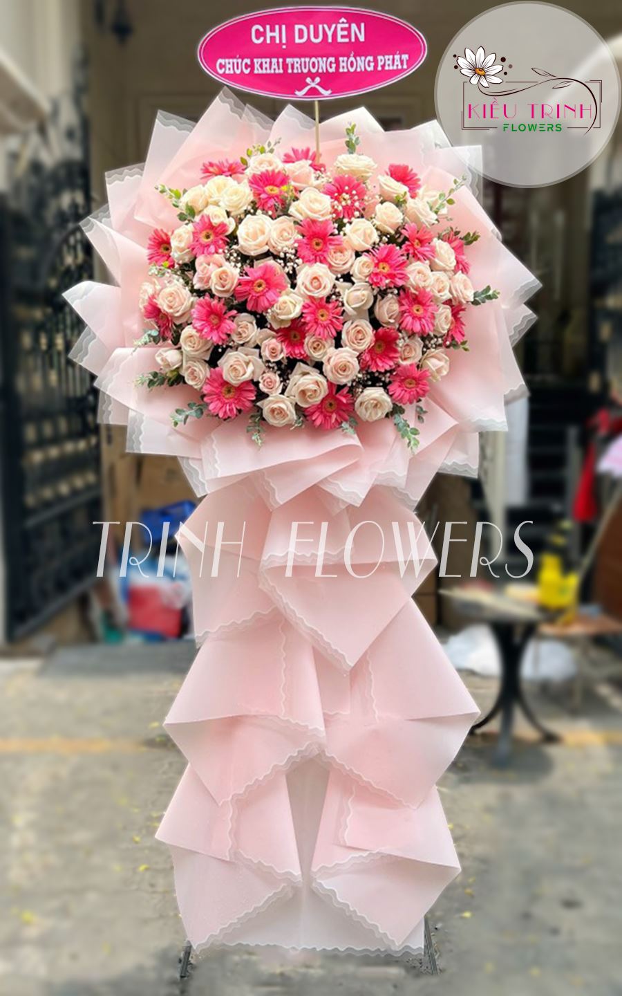 Bó hoa hồng rực rỡ phục vụ ngày lễ 20/10 tại phố hoa Dốc Đại học Nha Trang