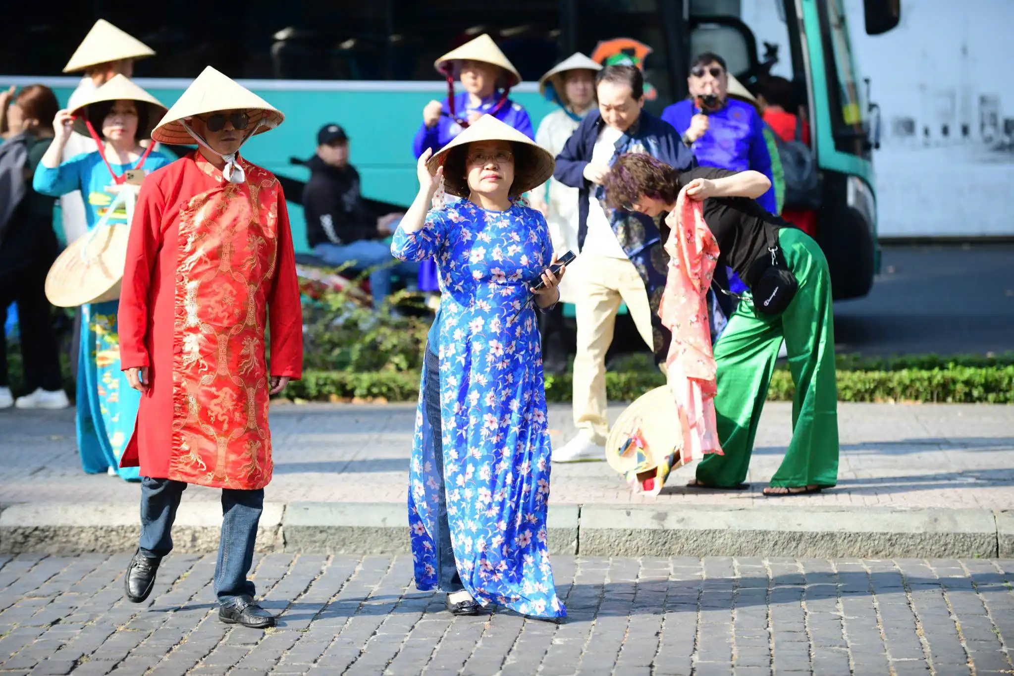 du-khach-trung-quoc-tham-quan-trai-nghiem-ao-dai-viet-nam