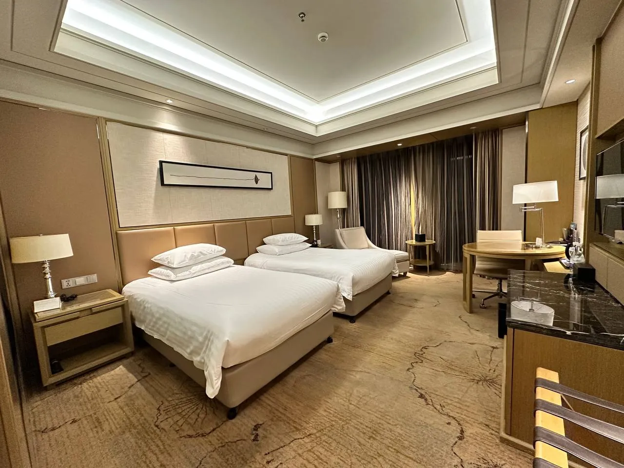 Phòng lưu trú tiện nghi tại khách sạn trung tâm trong hành trình tour mono