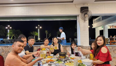 Bàn ăn trưa hải sản phong phú phục vụ du khách trong tour Hang Rái Vĩnh Hy