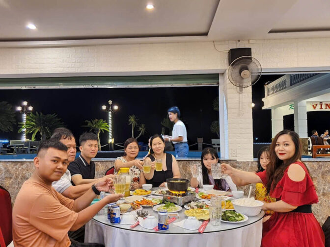 Bàn ăn trưa hải sản phong phú phục vụ du khách trong tour Hang Rái Vĩnh Hy